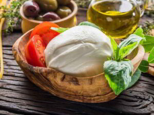 La mozzarella Il latte La preparazione Mozzarella e pomodoro -